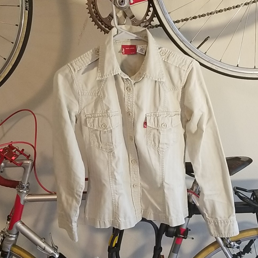 🌟Levi’s Super Cute Button Down 🌟2 for $30🌟